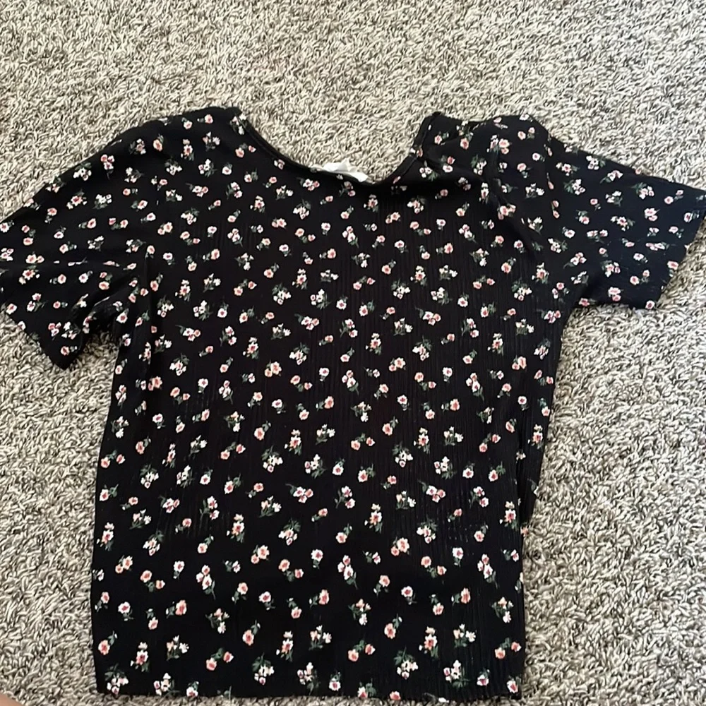 Flower crop top. - Picture 2 of 3